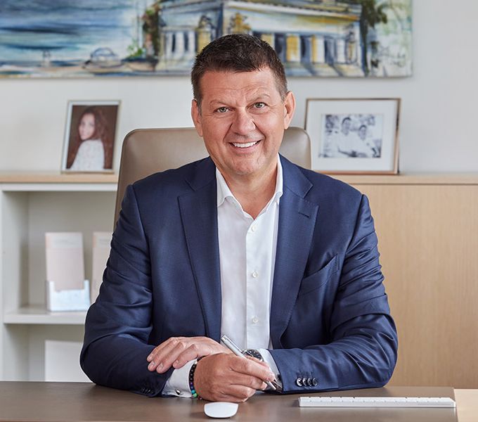 Dr. Beran begleitet Sie von Diagnose bis hin zur Behandlung und Nachsorge. Ein Foto von Dr. med. Josef Beran.