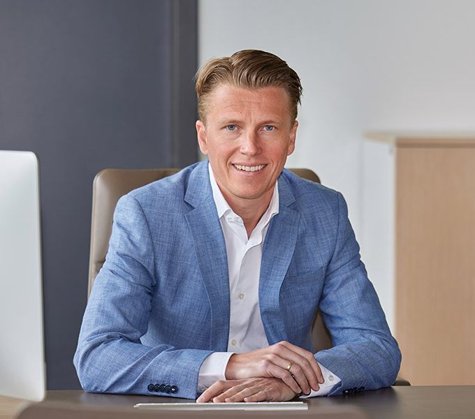 Dr. Hagelauer unterstützt Sie von der Diagnose über die Kinderwunschtherapie bis zur Nachsorge. Ein Foto von Dr. med. Sebastian Hagelauer.